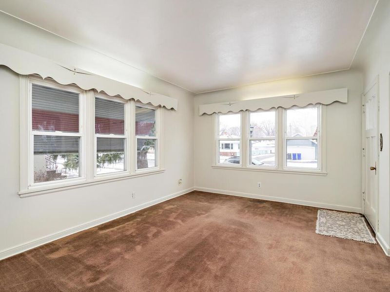 930 Ivy Ave E, Saint Paul, MN 55106
