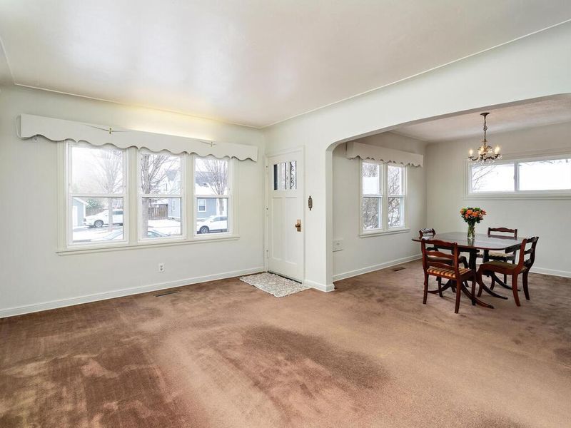 930 Ivy Ave E, Saint Paul, MN 55106