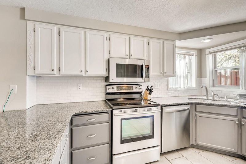 906 7th St S, Hopkins, MN 55343