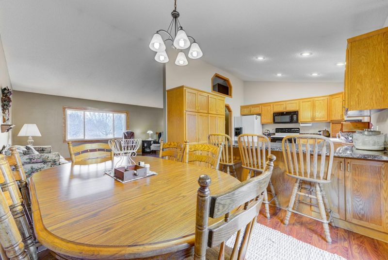 800 Bluff View Cir, Jordan, MN 55352