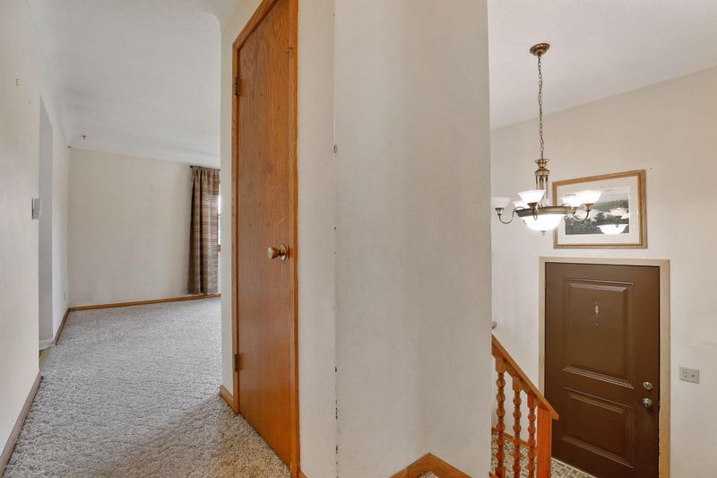 33 W Sandra Lee Dr, Saint Paul, MN 55119