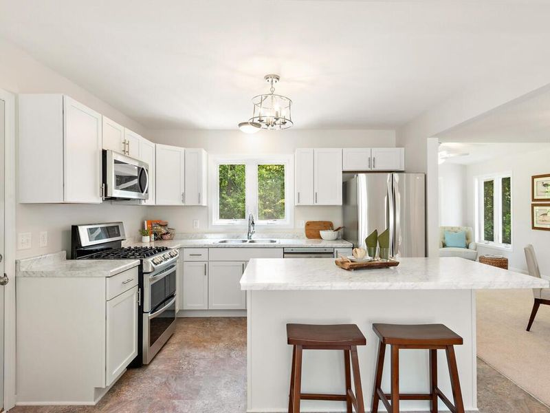 1405 E 132nd St, Burnsville, MN 55337