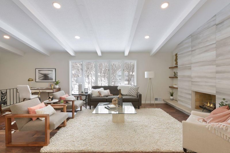 4041 Bassett Creek Dr, Golden Valley, MN 55422