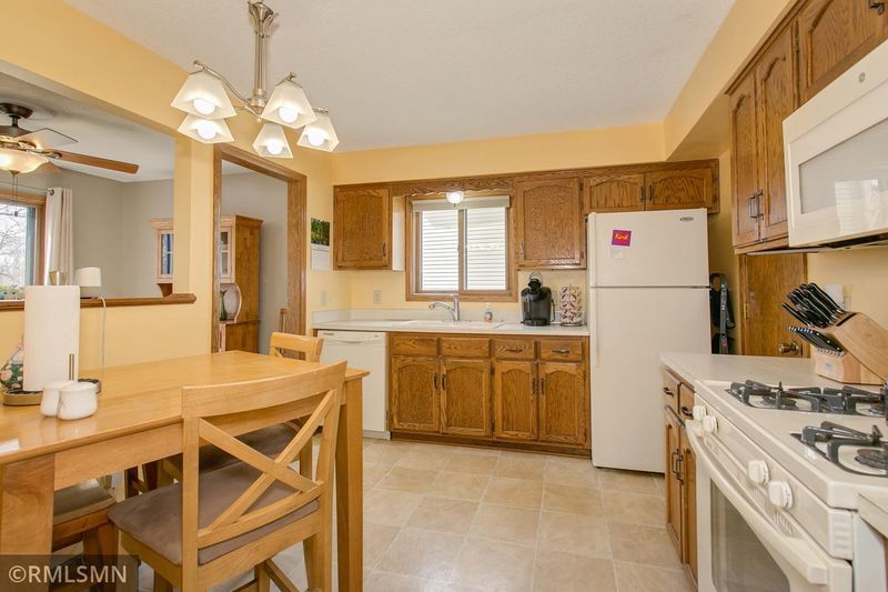 2340 Montana Ave E, Maplewood, MN 55119