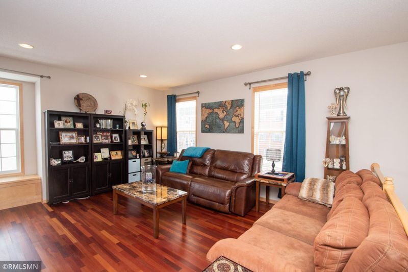 1762 Grove Dr, Shakopee, MN 55379