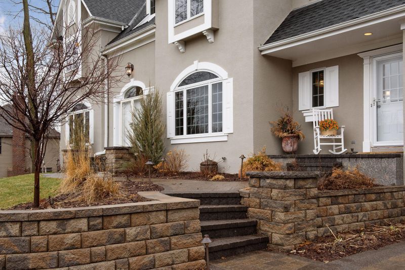 6321 Summit Cir, Chanhassen, MN 55317