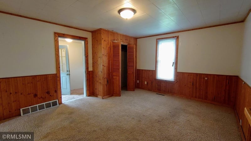 113 1st St SE, Hayfield, MN 55940