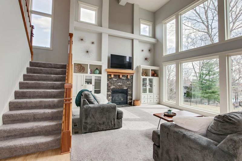542 Lake Ridge Dr, Shoreview, MN 55126