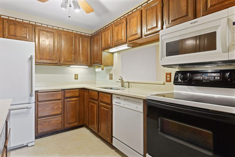10441 Greenbrier Rd #215, Minnetonka, MN 55305