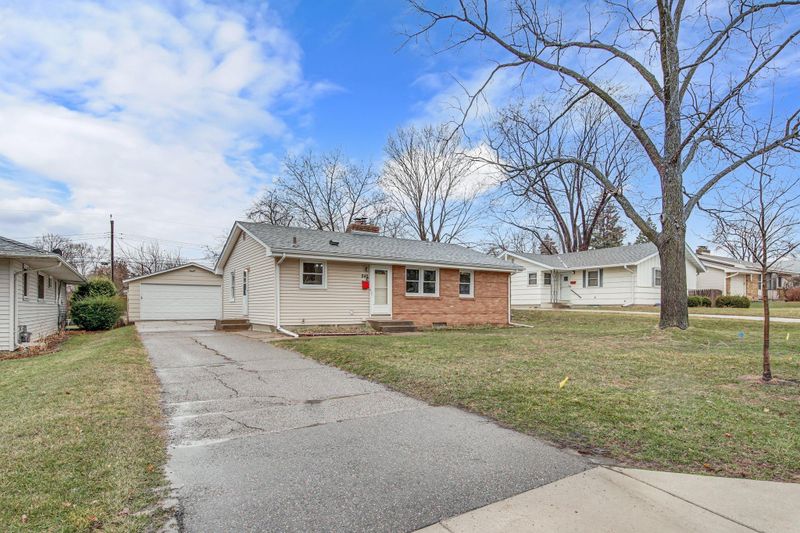 542 Park Valley Dr E, Hopkins, MN 55343