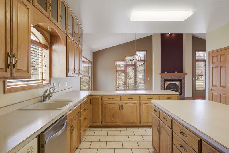 910 Oak Ln, Winthrop, MN 55396