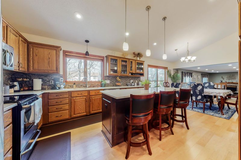 8950 Belvedere Dr, Eden Prairie, MN 55347