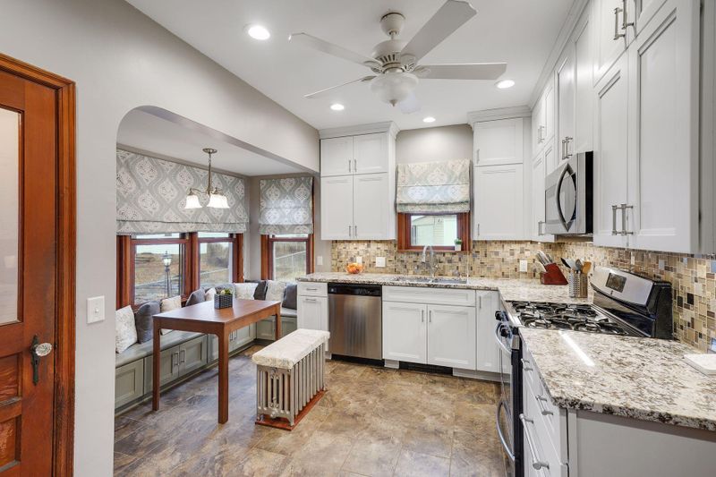 1013 Woodbridge St, Saint Paul, MN 55117