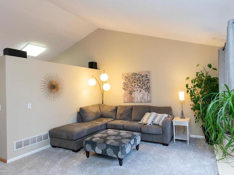 1825 Bromley Dr, Woodbury, MN 55125