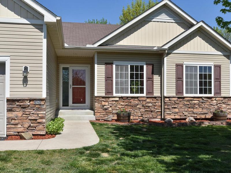 629 7th St N, Montrose, MN 55363