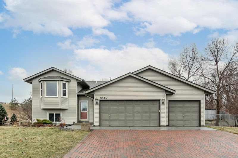 5460 Helena Rd N, Oakdale, MN 55128