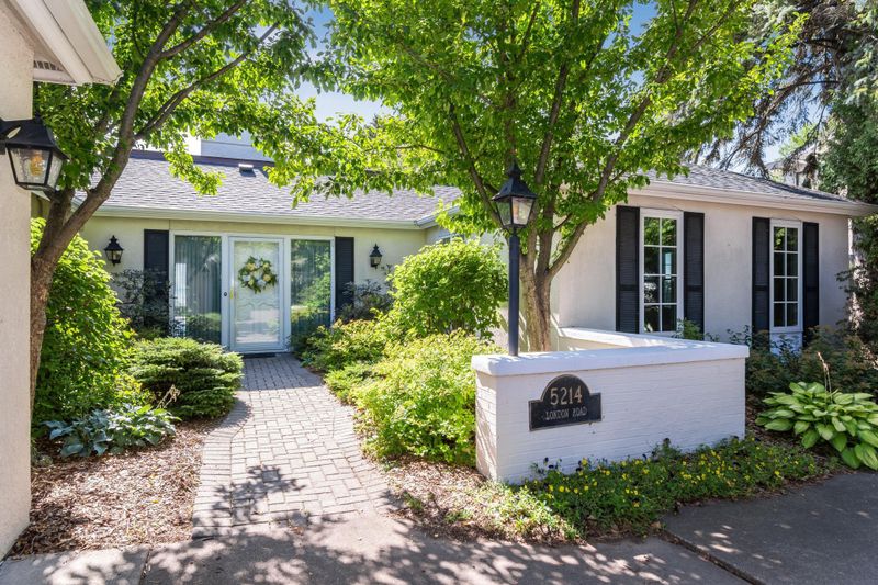 5214 London Rd, Duluth, MN 55804