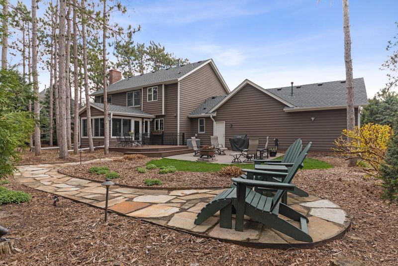 8200 Emerald Ln, Woodbury, MN 55125