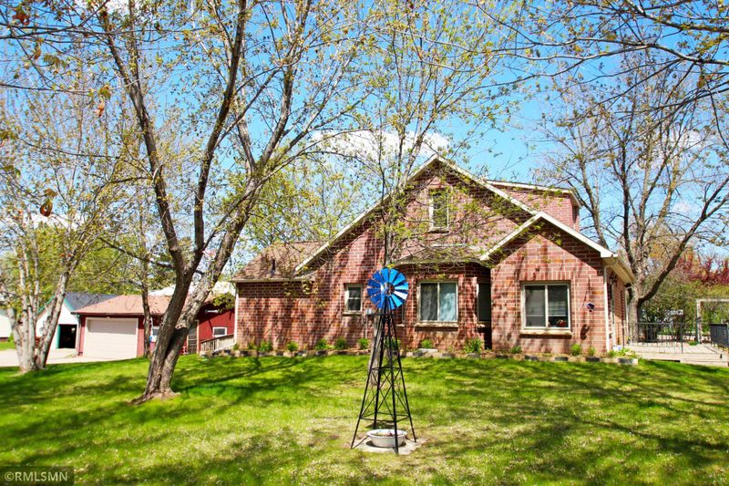 611 Lincoln Ave, South Haven, MN 55382