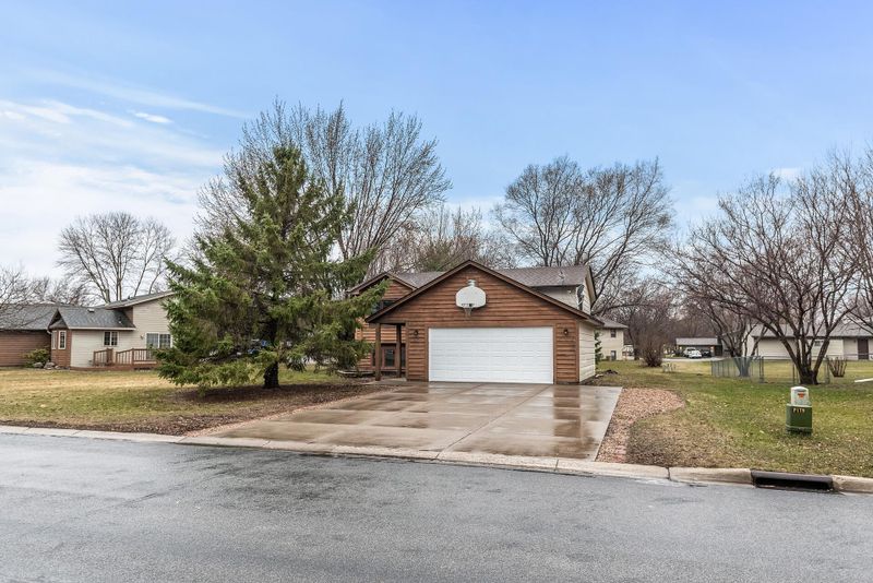 8 Fairway Dr, Monticello, MN 55362
