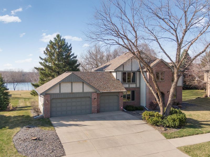2307 Field Stone Dr, Mendota Heights, MN 55120