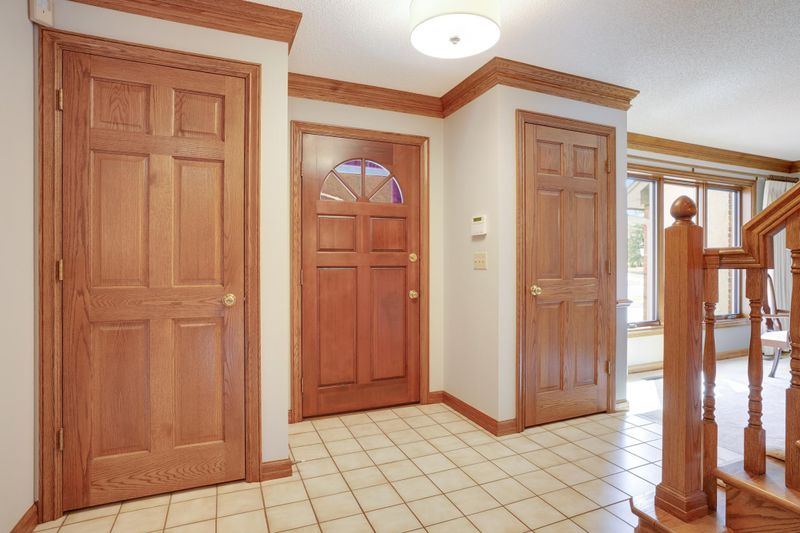 2307 Field Stone Dr, Mendota Heights, MN 55120