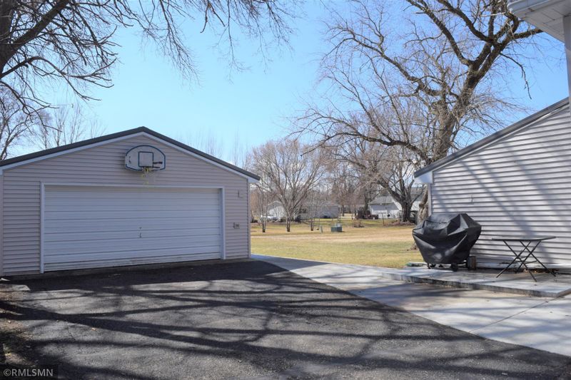 420 E 1st St, Litchfield, MN 55355
