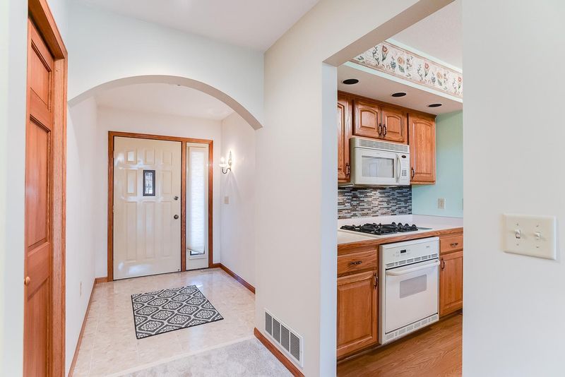 1064 Wagon Wheel Trl, Mendota Heights, MN 55120