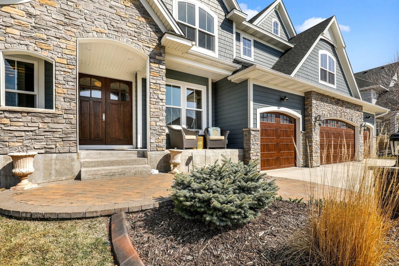 387 Riverside Cir, Anoka, MN 55303