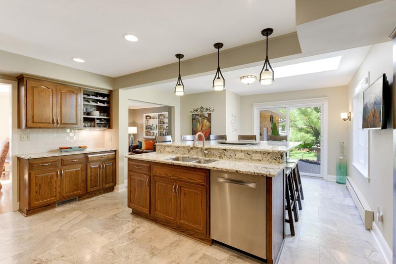 6112 Idylwood Dr, Edina, MN 55436