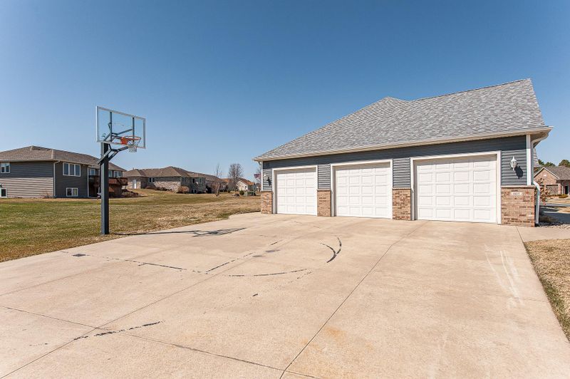 605 12th Ave NW, Dodge Center, MN 55927