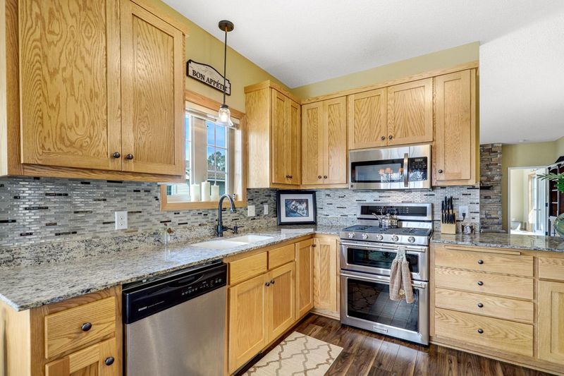 333 Summer Pl E, Maplewood, MN 55117