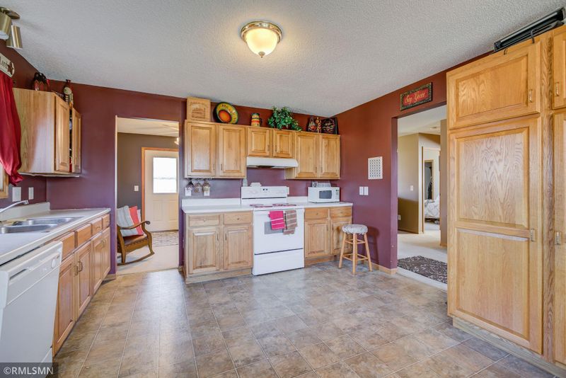 709 Haywood Dr, Howard Lake, MN 55349