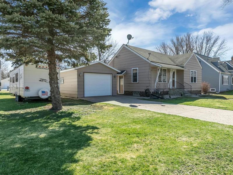 95 Montgomery Ave N, Le Center, MN 56057