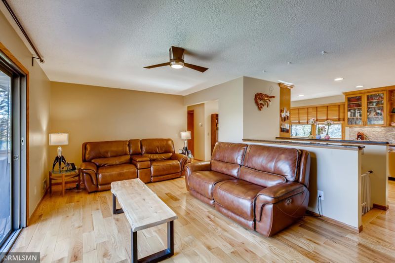4590 W Greenleaf Dr, Eagan, MN 55123