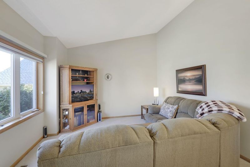 1771 Lakewood Dr N, Maplewood, MN 55109