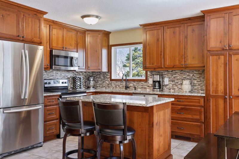 7721 W 100th St, Bloomington, MN 55438