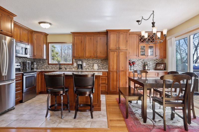 7721 W 100th St, Bloomington, MN 55438