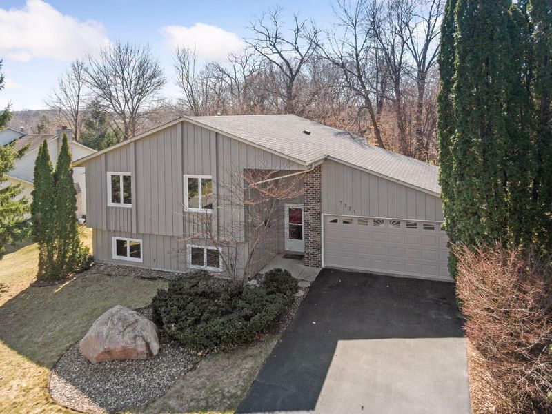 7721 W 100th St, Bloomington, MN 55438