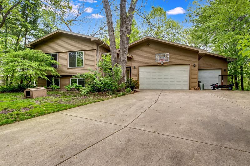 1104 Woodland Trl, Northfield, MN 55057