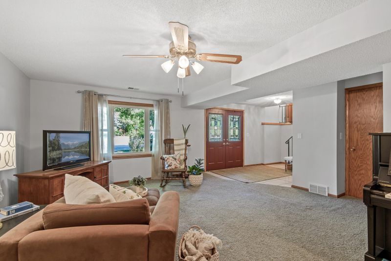 3475 Mcknight Rd N, White Bear Lake, MN 55110