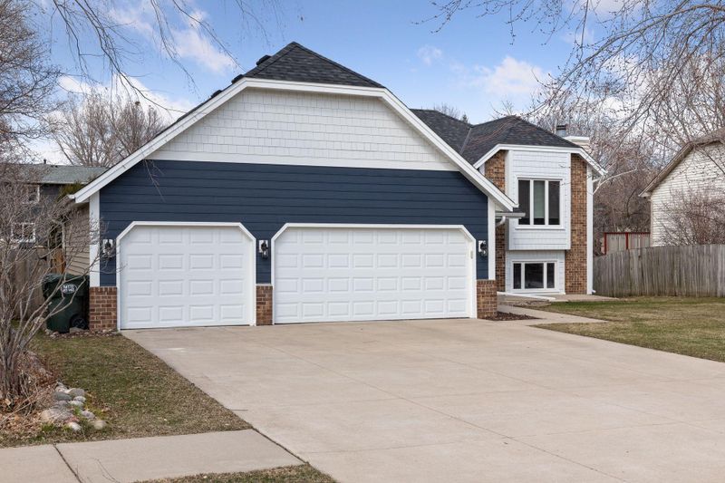 5727 126th St W, Apple Valley, MN 55124
