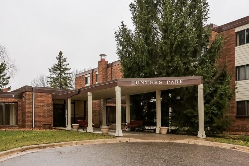 4 Pine Tree Dr #323, Arden Hills, MN 55112