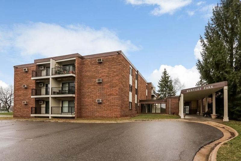 4 Pine Tree Dr #323, Arden Hills, MN 55112
