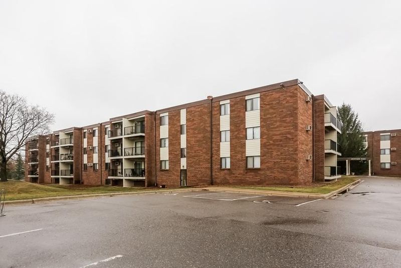 4 Pine Tree Dr #323, Arden Hills, MN 55112