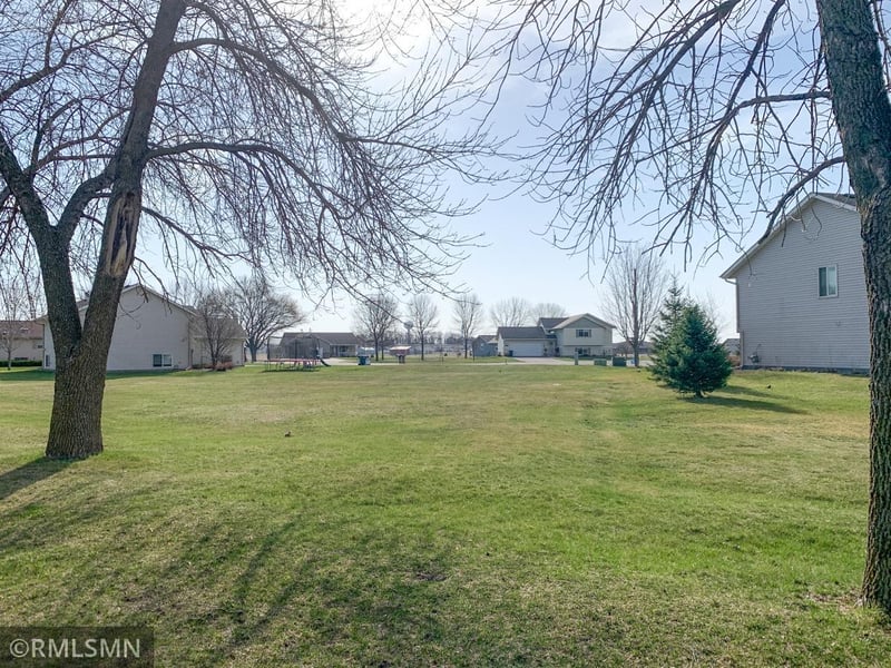 581 Wood Circle Dr, Gaylord, MN 55334