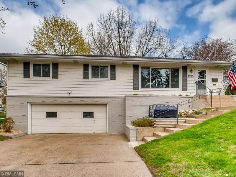 6916 45th Pl N, Crystal, MN 55428