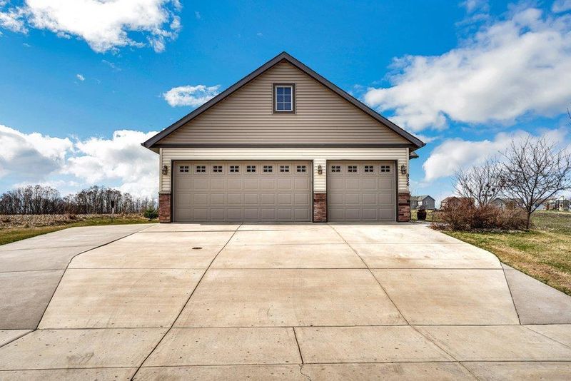 936 Snowbird Dr, Red Wing, MN 55066