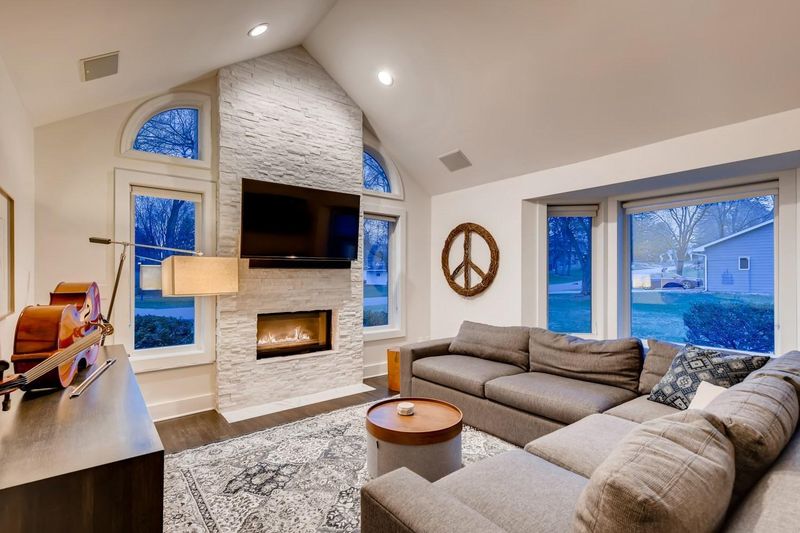 11151 Joy Ln, Minnetonka, MN 55305