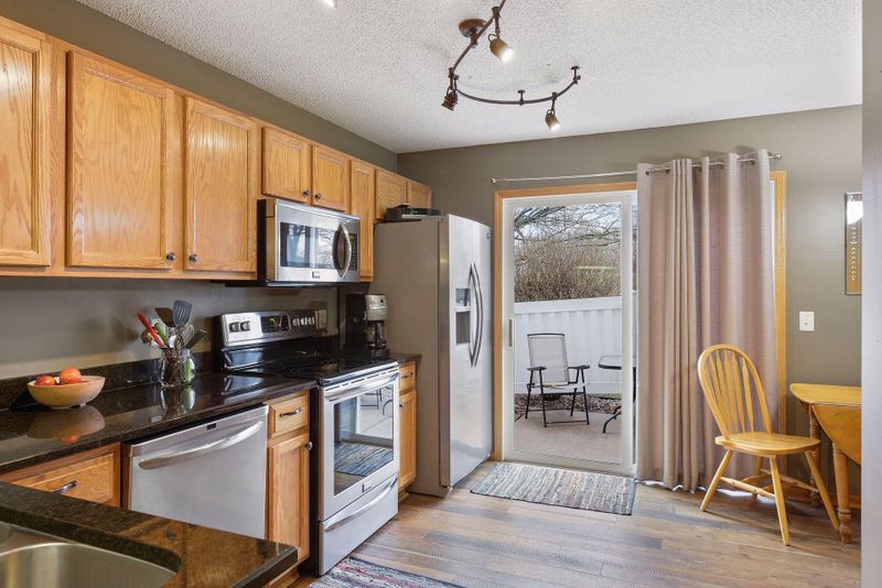 2820 Coach Pl, Chanhassen, MN 55317